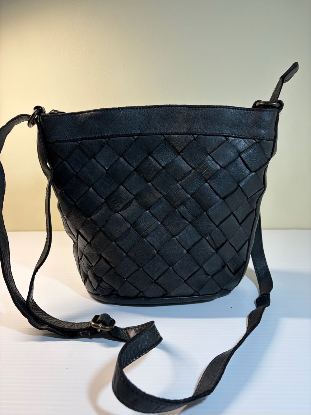 VILENCA HOLLAND Crossbody Bag Genuine Leather With Intricate Weave Black